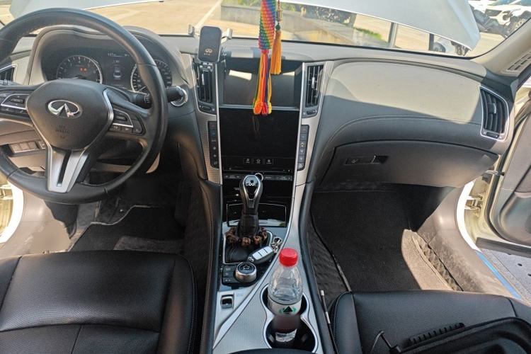 Used Infiniti Q50L 2018 2.0T Enjoyment Version China VI Standard Center Console