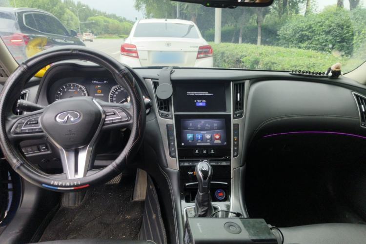 Used Infiniti Q50L 2018 2.0T Enjoyment Version China VI Standard Center Console