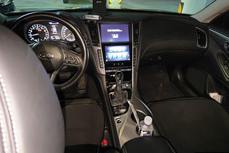 Used Infiniti Q50L 2018 2.0T Enjoyment Version China V Standard Center Console