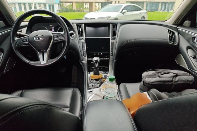 Used Infiniti Q50L 2018 2.0T Enjoyment Version China VI Standard Center Console