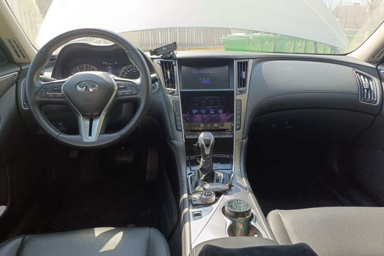Used Infiniti Q50L 2018 2.0T Enjoyment Version China V Standard Center Console