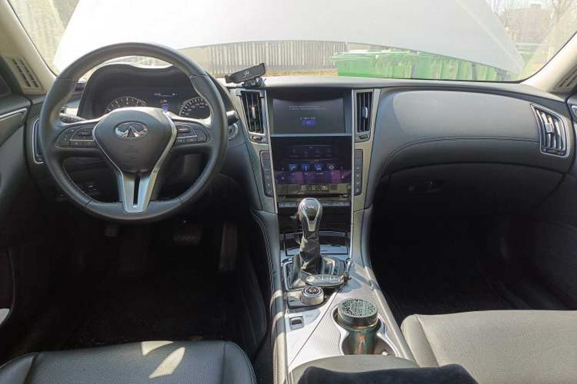 Used Infiniti Q50L 2018 2.0T Enjoyment Version China V Standard Center Console