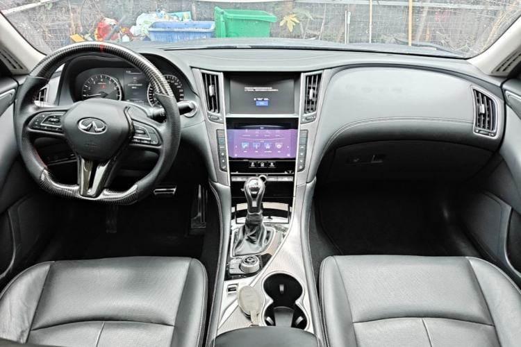 Used Infiniti Q50L 2018 2.0T Enjoyment Version China V Standard Center Console