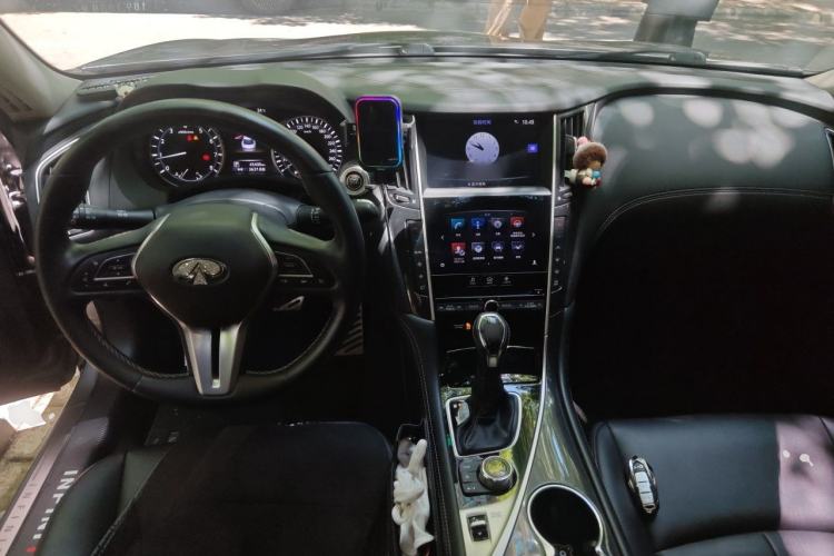 Used Infiniti Q50L 2018 2.0T Comfort Edition China V Standard Center Console