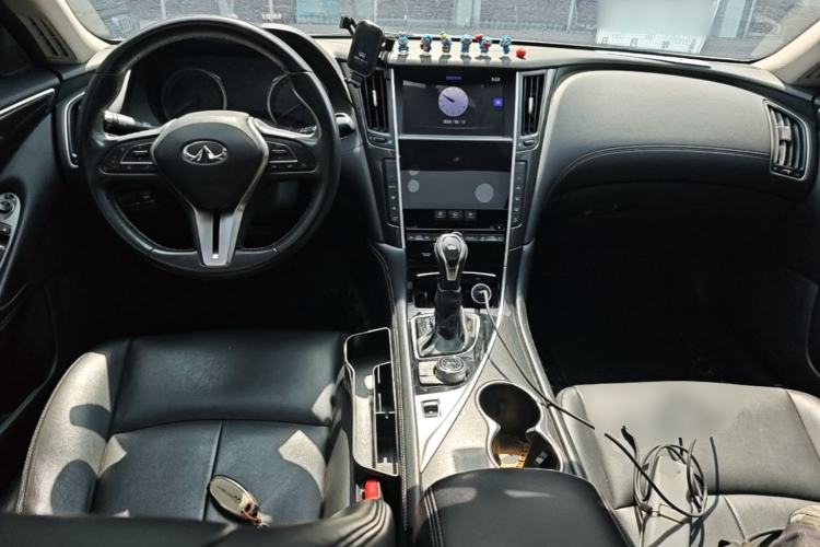 Used Infiniti Q50L 2018 2.0T Comfort Edition China VI Standard Center Console