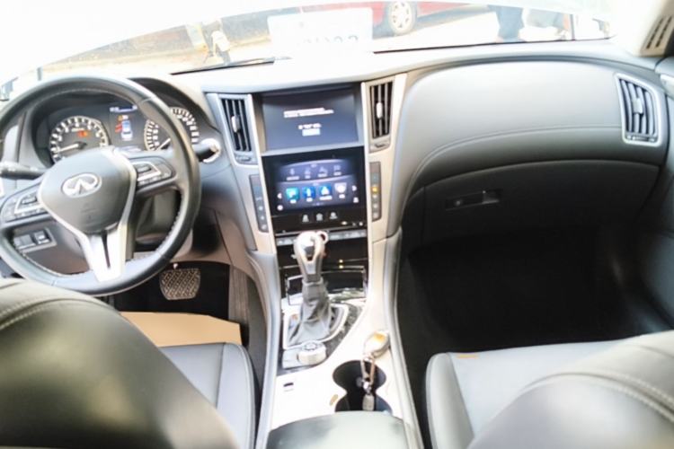 Used Infiniti Q50L 2018 2.0T Enjoyment Version China VI Standard Center Console
