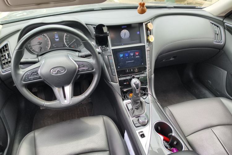 Used Infiniti Q50L 2018 2.0T Comfort Edition China VI Standard Center Console