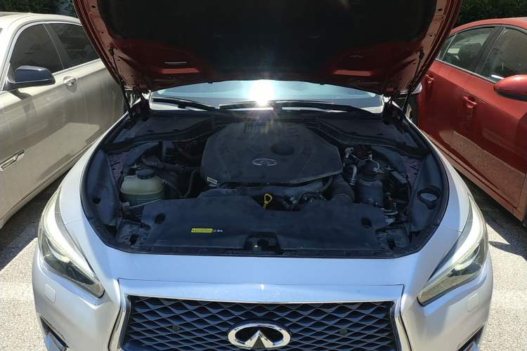 Used Infiniti Q50L 2018 2.0T Enjoyment Version China VI Standard Engine Bay
