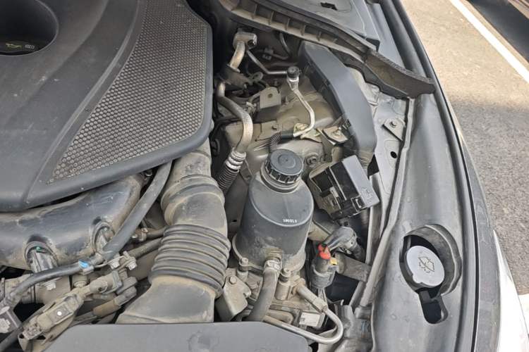 Used Infiniti Q50L 2018 2.0T Comfort Edition China VI Standard Engine Bay Left