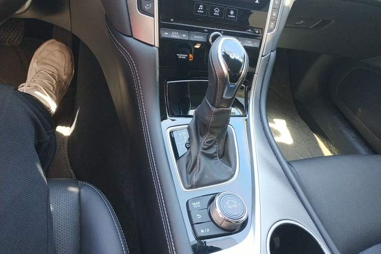 Used Infiniti Q50L 2018 2.0T Enjoyment Version China VI Standard Gear Lever