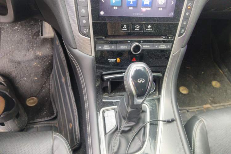 Used Infiniti Q50L 2018 2.0T Enjoyment Version China VI Standard Gear Lever