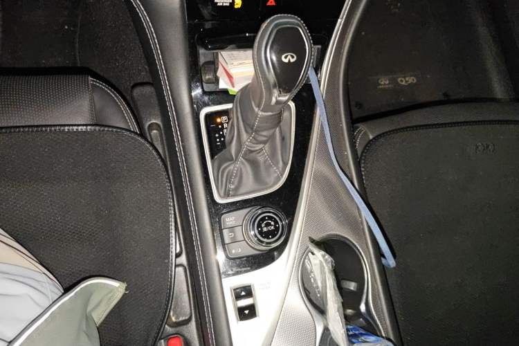 Used Infiniti Q50L 2018 2.0T Enjoyment Version China V Standard Gear Lever