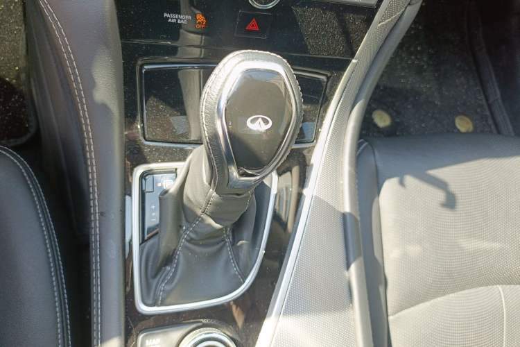 Used Infiniti Q50L 2018 2.0T Enjoyment Version China V Standard Gear Lever