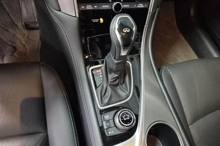Used Infiniti Q50L 2018 2.0T Enjoyment Version China VI Standard Gear Lever
