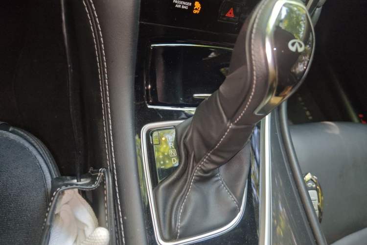Used Infiniti Q50L 2018 2.0T Comfort Edition China V Standard Gear Lever