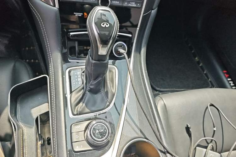Used Infiniti Q50L 2018 2.0T Comfort Edition China VI Standard Gear Lever