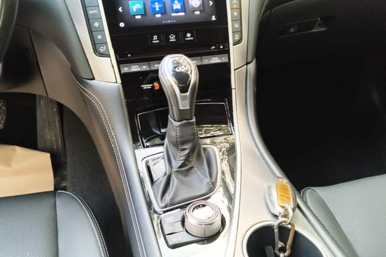 Used Infiniti Q50L 2018 2.0T Enjoyment Version China VI Standard Gear Lever