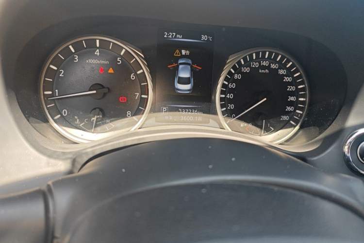 Used Infiniti Q50L 2018 2.0T Enjoyment Version China VI Standard Odometer Close Up