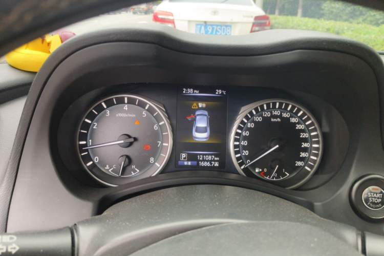 Used Infiniti Q50L 2018 2.0T Enjoyment Version China VI Standard Odometer Close Up