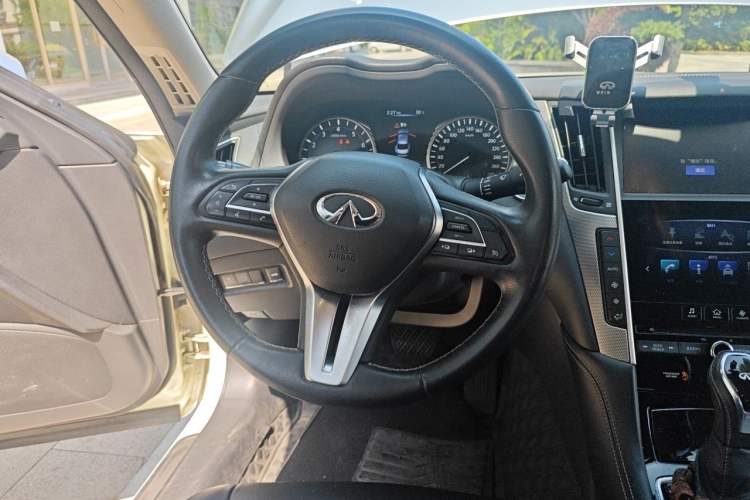 Used Infiniti Q50L 2018 2.0T Enjoyment Version China VI Standard Steering Wheel