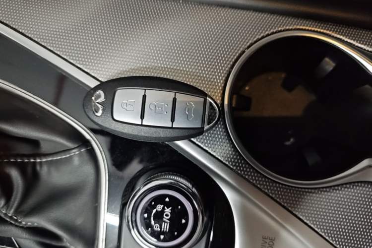 Used Infiniti Q50L 2018 2.0T Enjoyment Version China VI Standard Vehicle Key