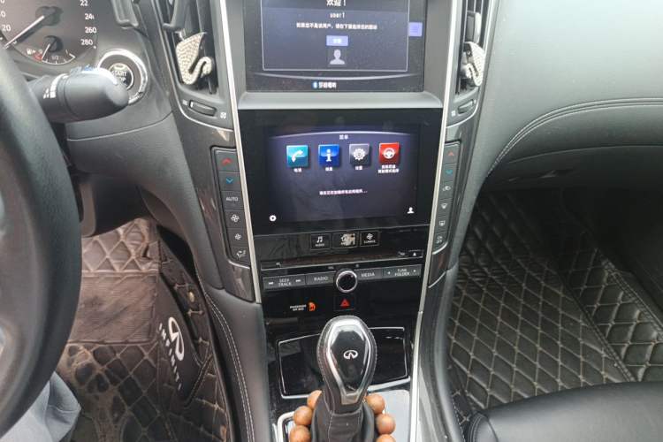 Used Infiniti Q50L 2018 2.0T Comfort Edition China VI Standard Audio And AC Panel