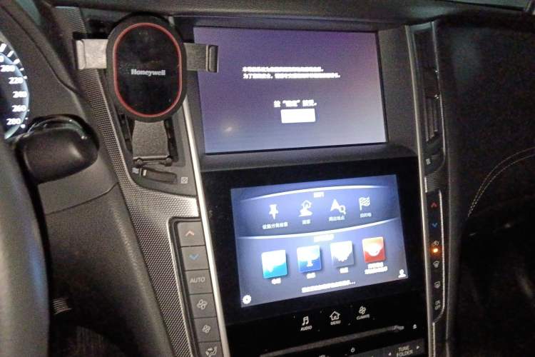 Used Infiniti Q50L 2018 2.0T Enjoyment Version China VI Standard Audio And AC Panel