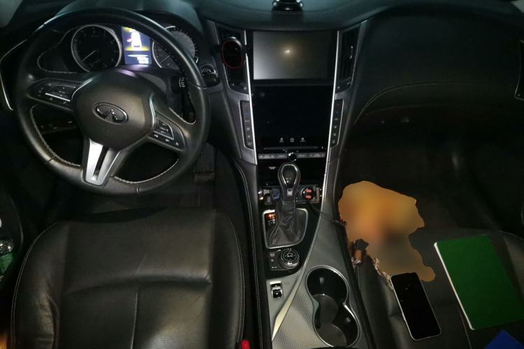 Used Infiniti Q50L 2018 2.0T Enjoyment Version China VI Standard Center Console