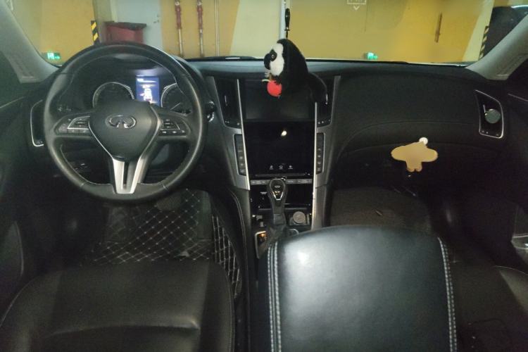 Used Infiniti Q50L 2018 2.0T Enjoyment Version China V Standard Center Console