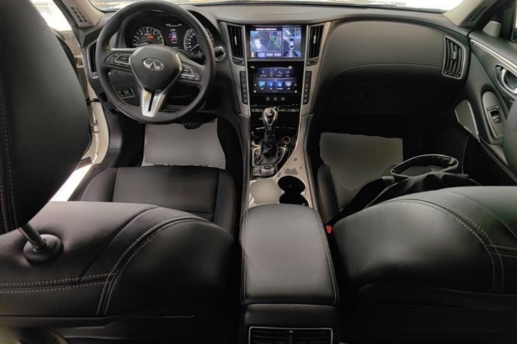 Used Infiniti Q50L 2018 2.0T Enjoyment Version China VI Standard Center Console