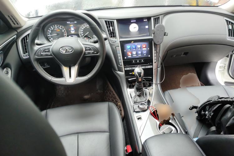 Used Infiniti Q50L 2018 2.0T Comfort Edition China VI Standard Center Console