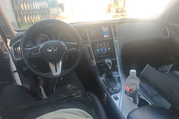 Used Infiniti Q50L 2018 2.0T Enjoyment Version China VI Standard Center Console