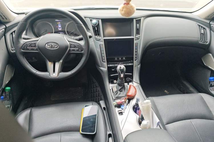 Used Infiniti Q50L 2018 2.0T Enjoyment Edition China V standard Center Console
