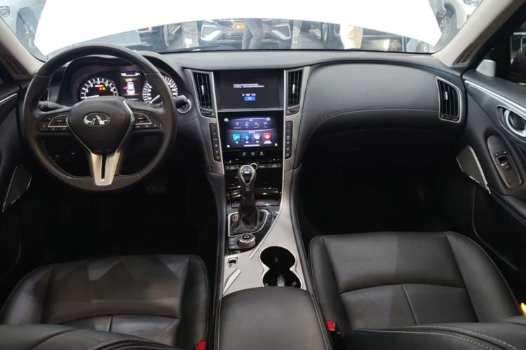Used Infiniti Q50L 2018 2.0T Enjoyment Version China VI Standard Center Console
