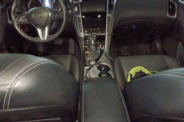 Used Infiniti Q50L 2018 2.0T Enjoyment Version China VI Standard Center Console