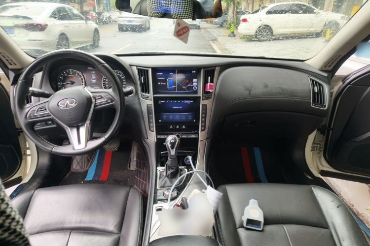 Used Infiniti Q50L 2018 2.0T Enjoyment Version China VI Standard Center Console