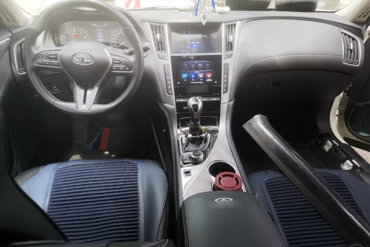 Used Infiniti Q50L 2018 2.0T Enjoyment Version China VI Standard Center Console