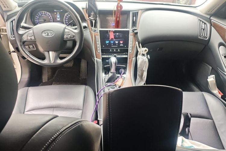 Used Infiniti Q50L 2018 2.0T Comfort Edition China V Standard Center Console
