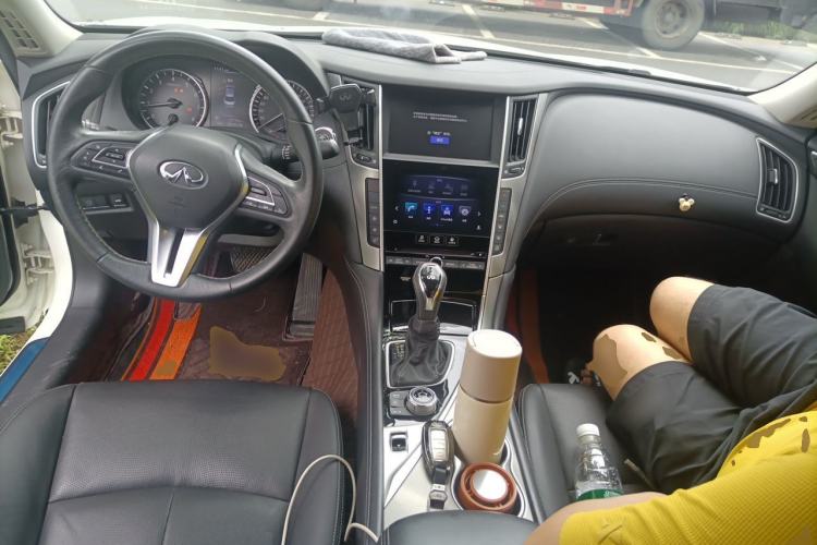 Used Infiniti Q50L 2018 2.0T Enjoyment Version China VI Standard Center Console