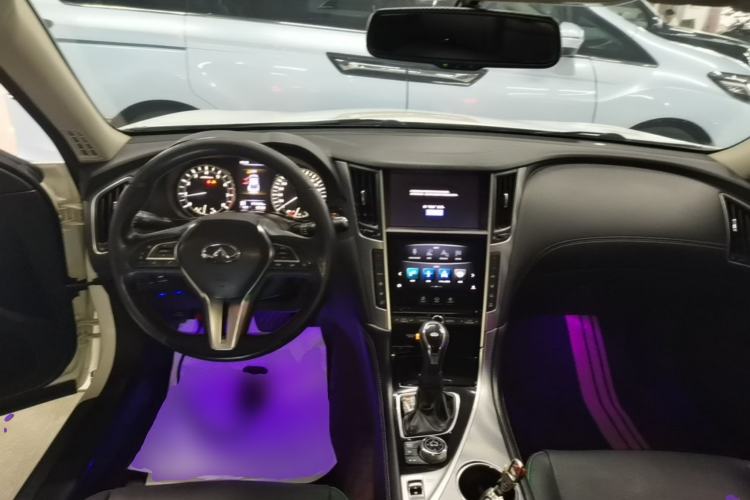 Used Infiniti Q50L 2018 2.0T Enjoyment Version China V Standard Center Console