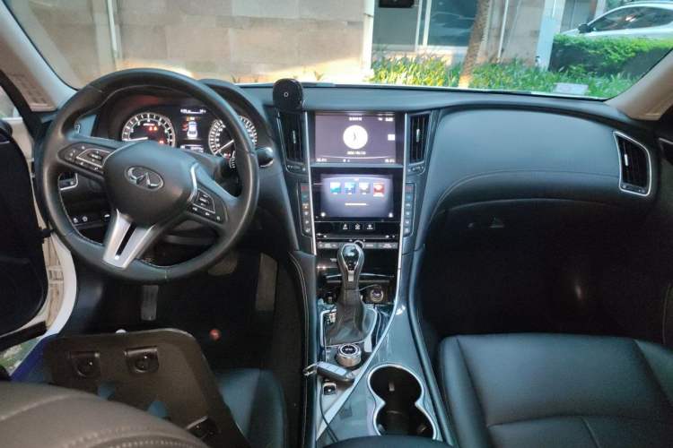 Used Infiniti Q50L 2018 2.0T Comfort Edition China V Standard Center Console