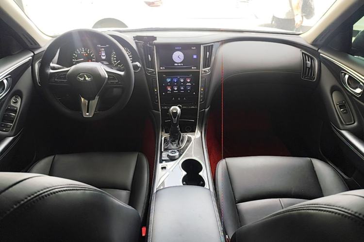 Used Infiniti Q50L 2018 2.0T Comfort Edition China VI Standard Center Console