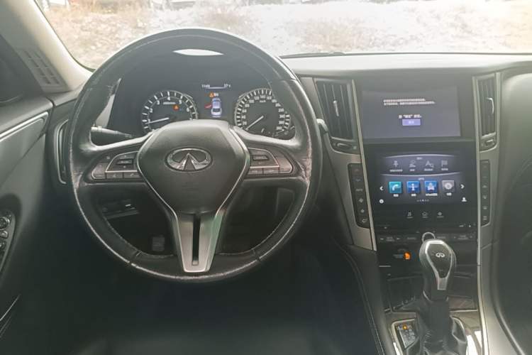 Used Infiniti Q50L 2018 2.0T Enjoyment Version China V Standard Center Console