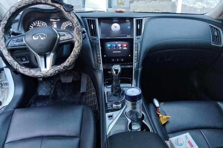 Used Infiniti Q50L 2018 2.0T Comfort Edition China VI Standard Center Console