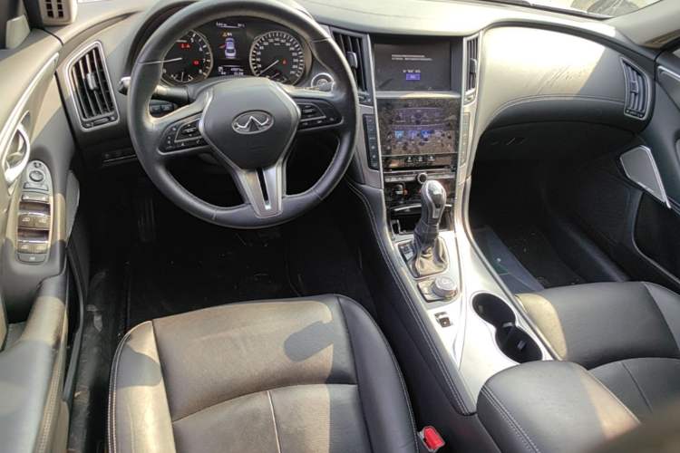 Used Infiniti Q50L 2018 2.0T Enjoyment Edition China V standard Center Console