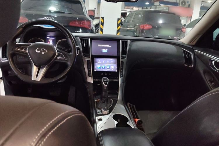 Used Infiniti Q50L 2018 2.0T Enjoyment Version China VI Standard Center Console