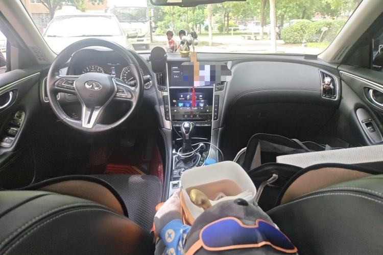 Used Infiniti Q50L 2018 2.0T Enjoyment Version China V Standard Center Console