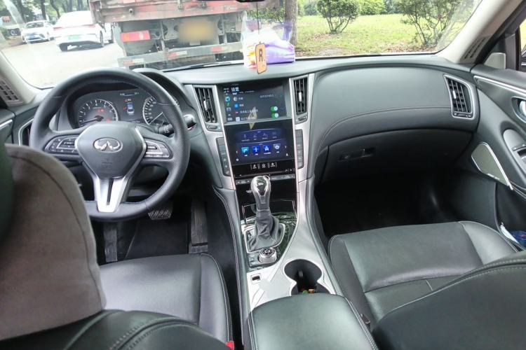 Used Infiniti Q50L 2018 2.0T Enjoyment Version China VI Standard Center Console