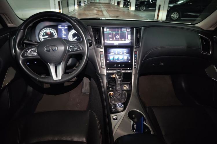 Used Infiniti Q50L 2018 2.0T Enjoyment Edition China V standard Center Console