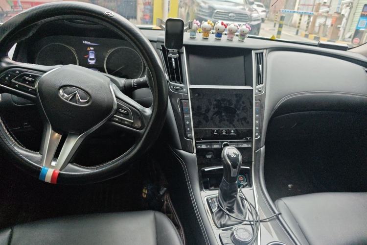Used Infiniti Q50L 2018 2.0T Comfort Edition China VI Standard Center Console